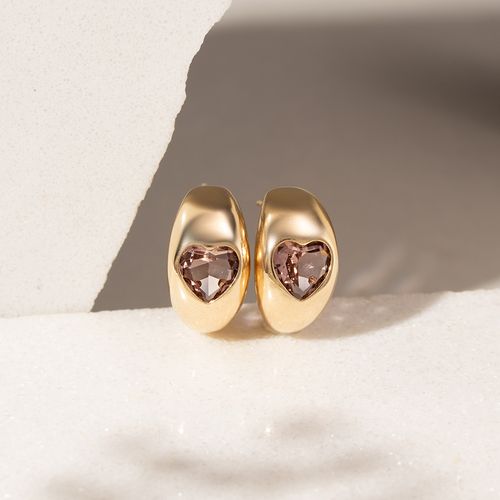 Brinco Meia Argola com Coração de Cristal Rodolita em Cravação Inglesa - Banho de Ouro 18k