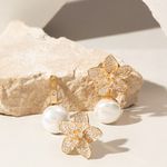Brinco-Versatil-Flor-com-Botao-e-Perola-Shell---Banho-de-Ouro-18k