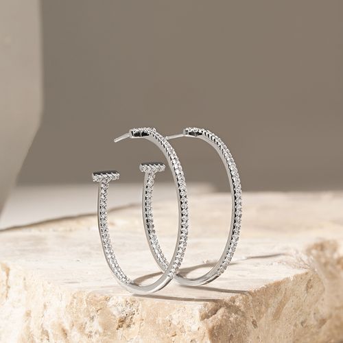 Brinco Argola T Cravejado com Zircônias Brancas - Prata 925 Banhada em Ródio Branco