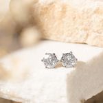 Brinco-Redondo-Zirconia-Branca-6mm-Cravacao-em-Garras---Prata-925-Banhada-em-Rodio-Branco