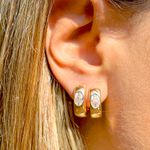 Brinco-Argola-com-Zirconia-Branca-Oval-Cravacao-Inglesa---Banho-de-Ouro-18k