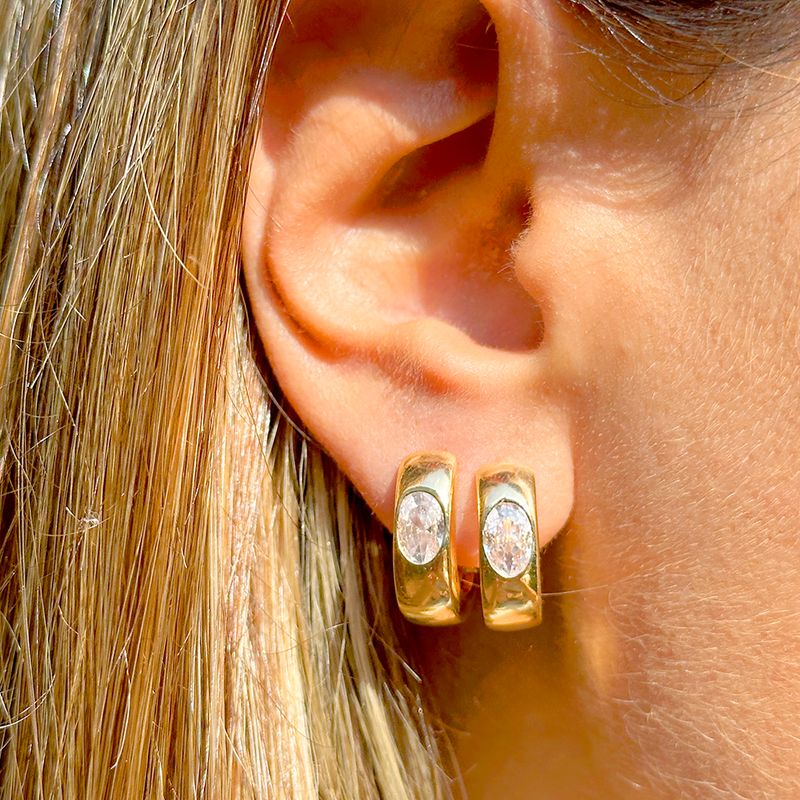 Brinco-Argola-com-Zirconia-Branca-Oval-Cravacao-Inglesa---Banho-de-Ouro-18k