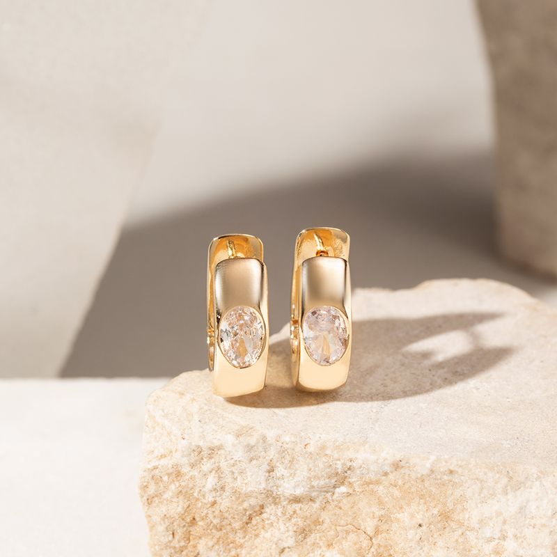Brinco-Argola-com-Zirconia-Branca-Oval-Cravacao-Inglesa---Banho-de-Ouro-18k