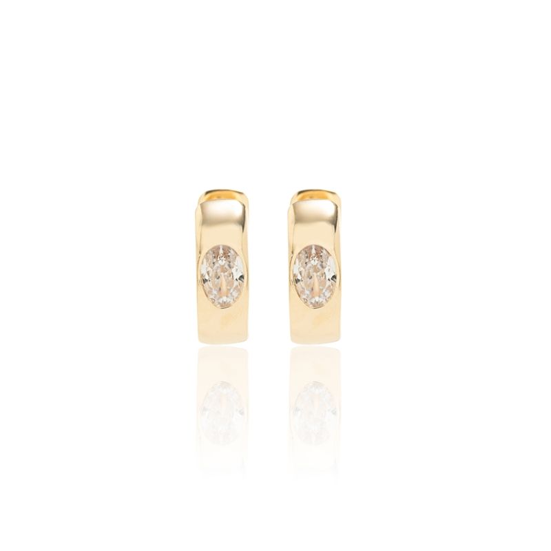 Brinco-Argola-com-Zirconia-Branca-Oval-Cravacao-Inglesa---Banho-de-Ouro-18k