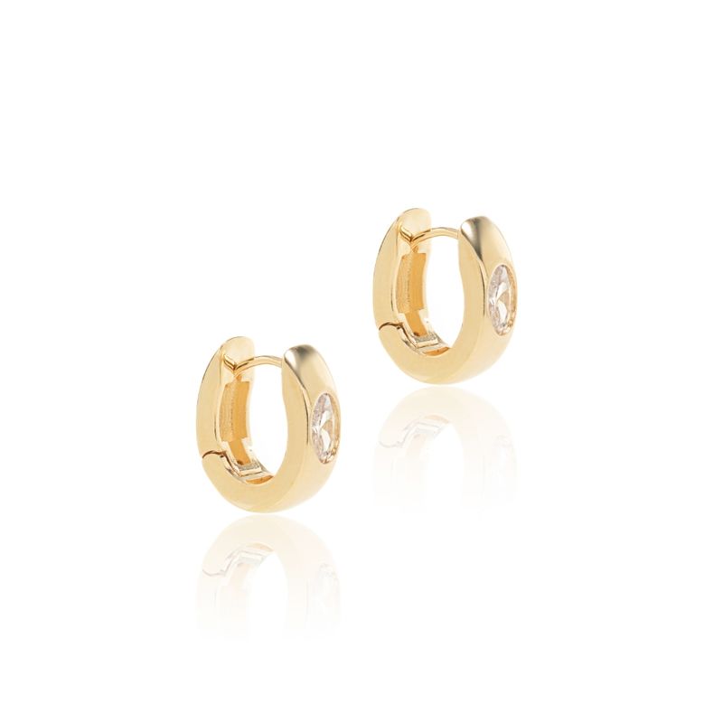 Brinco-Argola-com-Zirconia-Branca-Oval-Cravacao-Inglesa---Banho-de-Ouro-18k