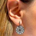Brinco-Argolinha-Click-Mandala-de-Zirconias-Negras-em-Madreperola---Banho-de-Rodio-Branco