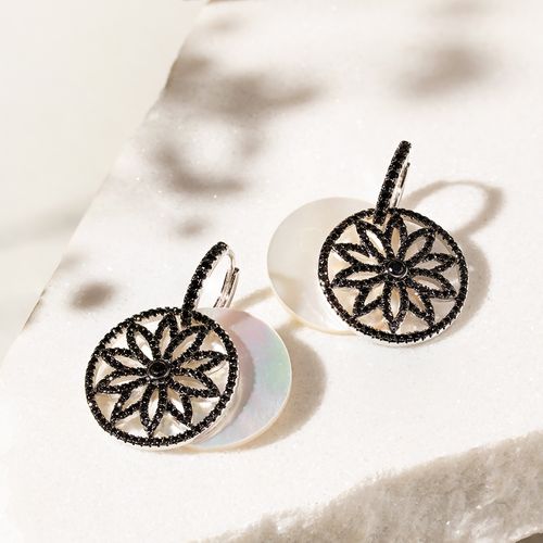 Brinco Argolinha Click Mandala de Zircônias Negras em Madrepérola - Banho de Ródio Branco
