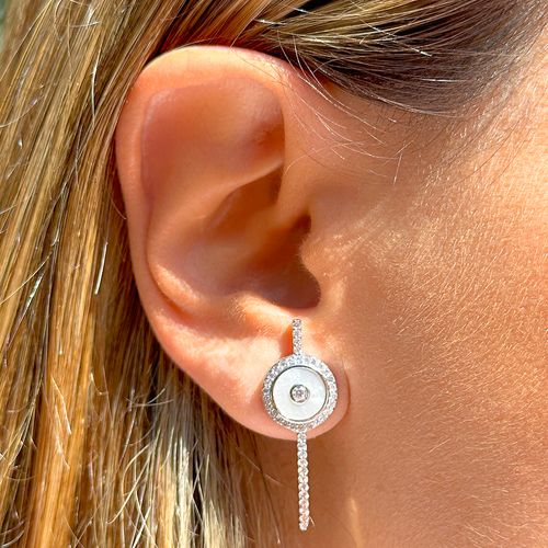 Brinco Disco de Madrepérola Cravejado com Zircônias Brancas - Banho de Ródio Branco
