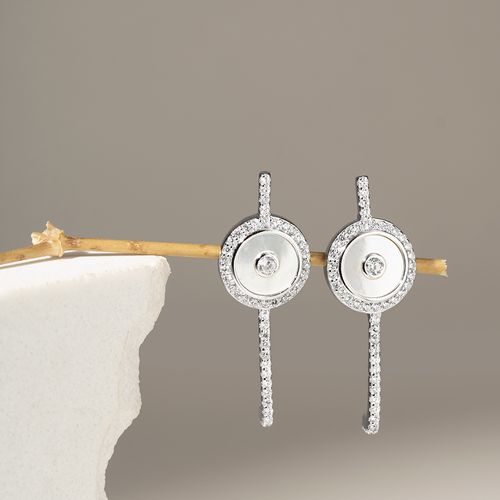 Brinco Disco de Madrepérola Cravejado com Zircônias Brancas - Banho de Ródio Branco