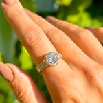 Anel-Solitario-Redondo-Com-Zirconia-Branca-8mm-Lateral-Cravejada---Banho-de-Ouro-18k-