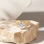 Anel-Solitario-Redondo-Com-Zirconia-Branca-8mm-Lateral-Cravejada---Banho-de-Ouro-18k-