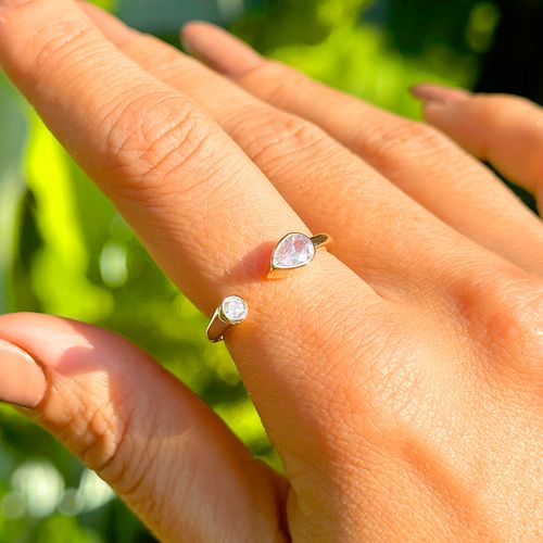Anel Aro Aberto com Zircônias Brancas Gota e Redonda - Banho de Ouro 18k
