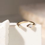 Anel-Aro-Aberto-com-Zirconias-Brancas-Gota-e-Redonda---Banho-de-Ouro-18k