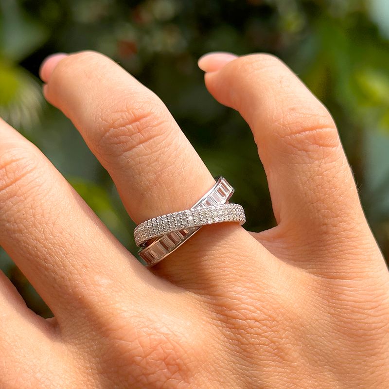 Anel-Alianca-Entrelacada-Cravejada-com-Zirconias-Brancas-Baguete-e-3-Linhas---Prata-925