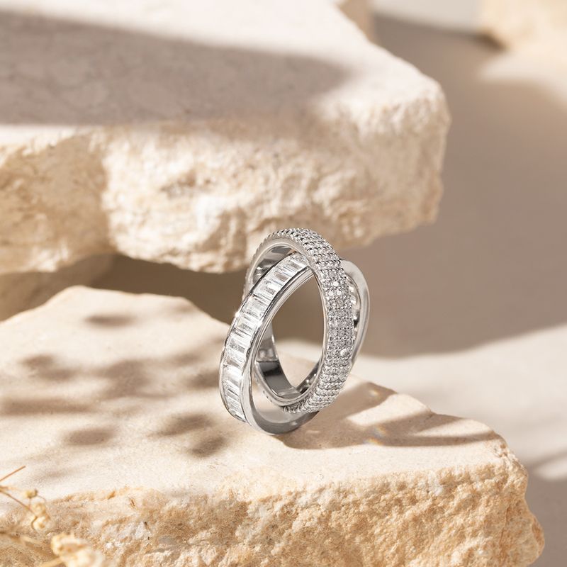 Anel-Alianca-Entrelacada-Cravejada-com-Zirconias-Brancas-Baguete-e-3-Linhas---Prata-925