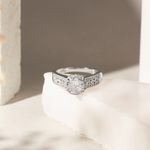 Anel-Vintage-Redondo-com-Aro-Trabalhado-e-Zirconia-Branca-em-Cravacao-Halo---Prata-925