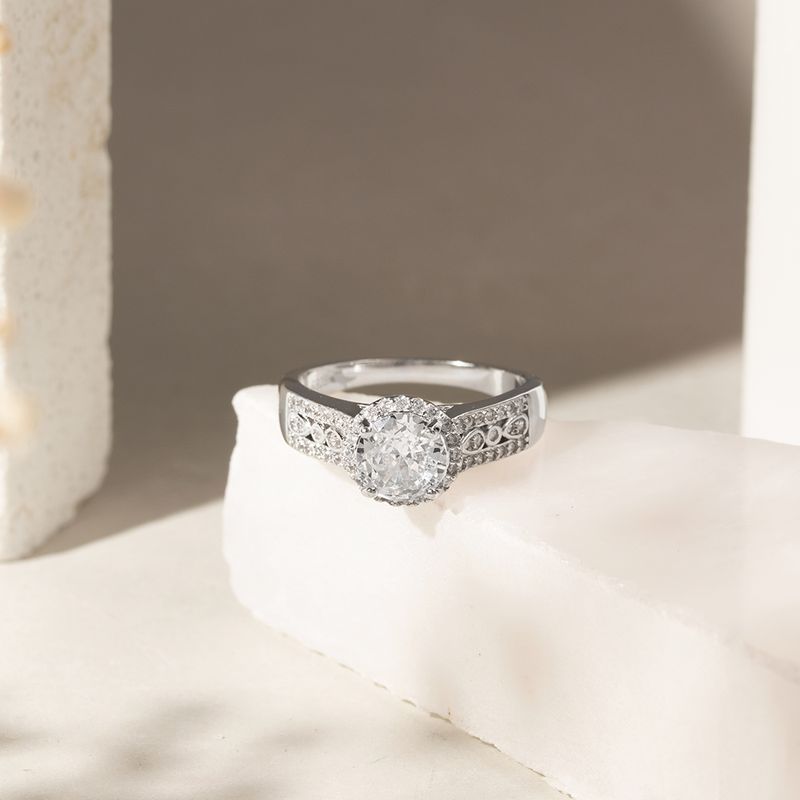 Anel-Vintage-Redondo-com-Aro-Trabalhado-e-Zirconia-Branca-em-Cravacao-Halo---Prata-925