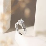 Anel-Vintage-Redondo-com-Aro-Trabalhado-e-Zirconia-Branca-em-Cravacao-Halo---Prata-925
