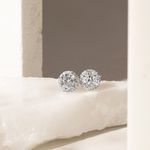 Brinco-Redondo-com-Zirconia-Branca-75-mm-Lapidada-em-Brilhante-com-Cravacao-Halo---Prata-925