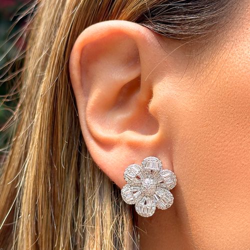 Brinco Flor com Zircônias Brancas Baguete - Prata 925
