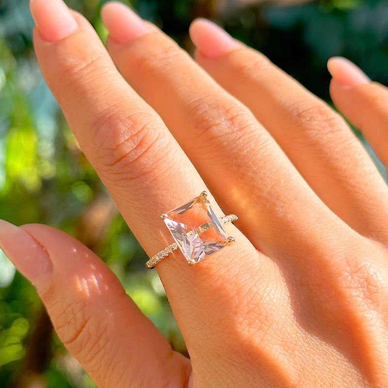 Anel-Retangulo-com-Cristal-Morganita-e-Aro-Cravejado---Banho-de-Ouro-18k