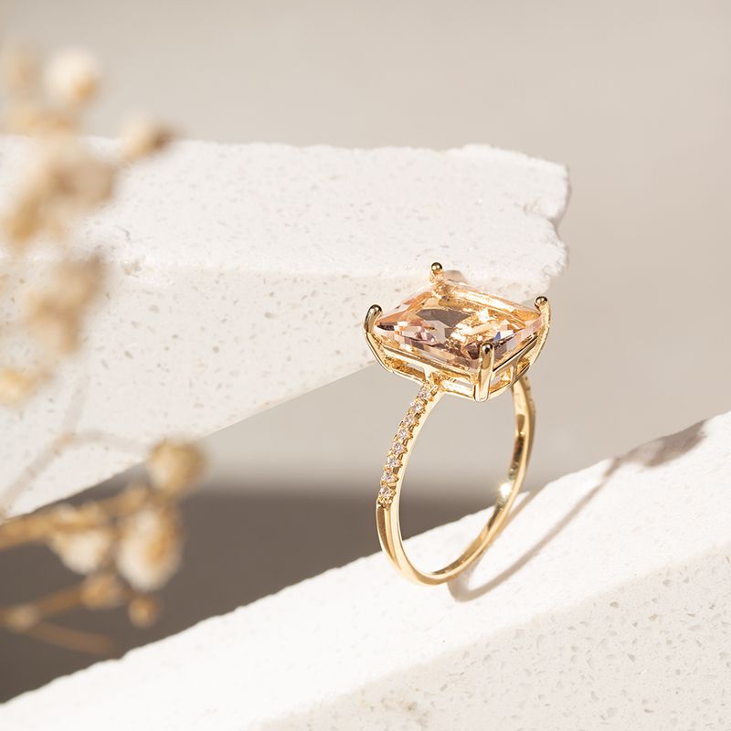 Anel-Retangulo-com-Cristal-Morganita-e-Aro-Cravejado---Banho-de-Ouro-18k