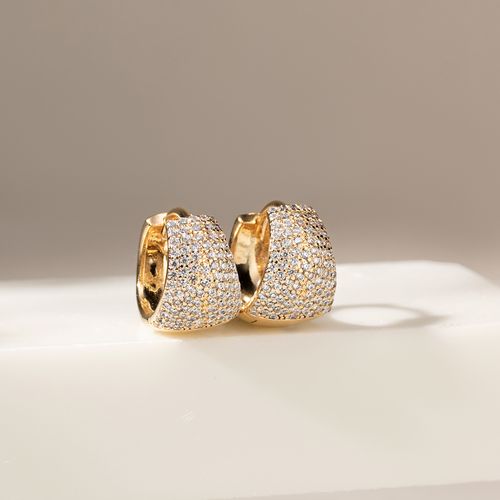 Brinco Argola 8 mm Cravejada com Zircônias Brancas em 8 Linhas - Banho de Ouro 18k