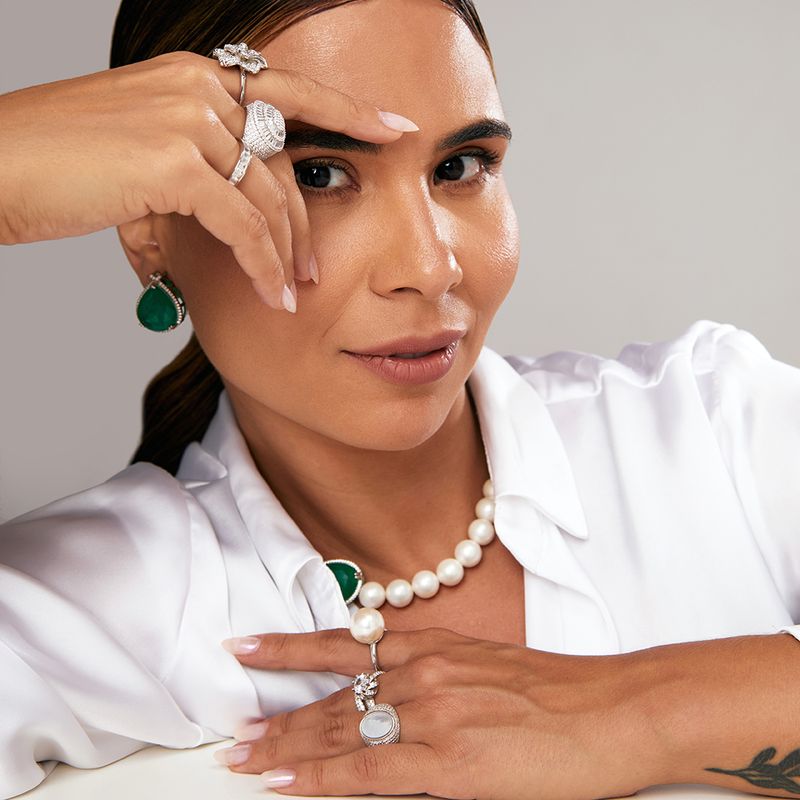 Brinco-gota-grande-fusion-esmeralda-com-cravacao-de-garra-prata-925