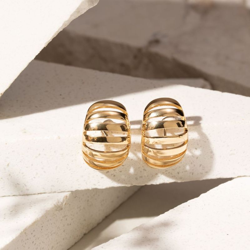 Brinco-Liso-com-Filetes---Banho-de-Ouro-18k