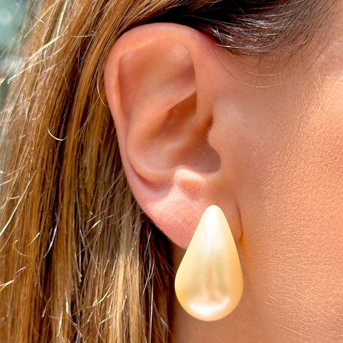 Brinco com Pérola Gota Pera 30mm Pérola Coreana - Banho de Ouro 18k