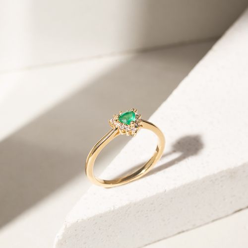 Anel com Cristal Esmeralda e Zircônia Branca Trillon 8mm - Banho de Ouro 18k