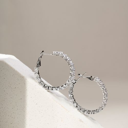 Brinco de Argola Inteira com Zircônias Brancas em Formato de Triângulos - Prata 925