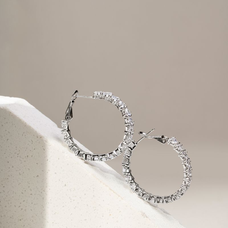 Brinco-de-Argola-Inteira-com-Zirconias-Brancas-em-Formato-de-Triangulos---Prata-925-