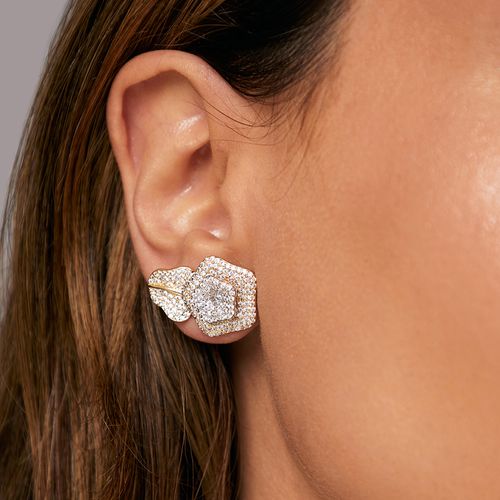Brinco com Zircônia Branca em Formato de Flor e Pétala - Banho de Ouro 18k