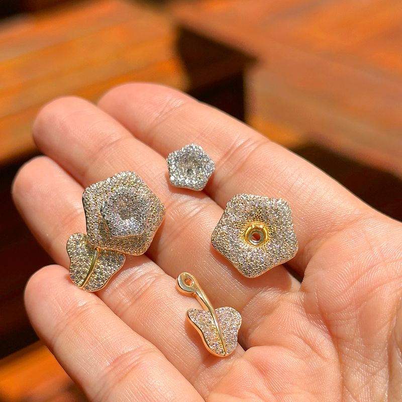 Brinco-com-Zirconia-Branca-em-Formato-de-Flor-e-Petala---Banho-de-Ouro-18k