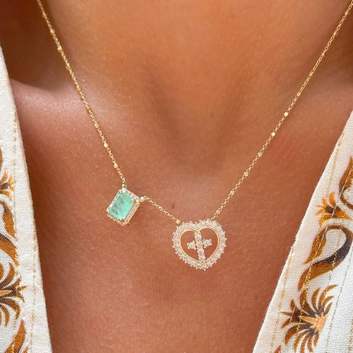 Colar Escapulário Retangular com Fusion de Esmeralda Colombiana, Zircônias Brancas e Coração Cravejado - Banho de Ouro 18k