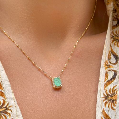 Colar Escapulário Retangular com Fusion de Esmeralda Colombiana, Zircônias Brancas e Coração Cravejado - Banho de Ouro 18k