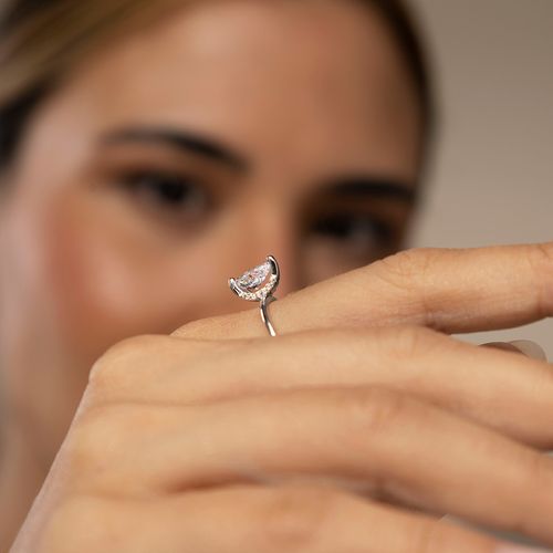 Anel Gota com Zircônias Brancas 6x8mm e Cravação em Garras - Prata 925