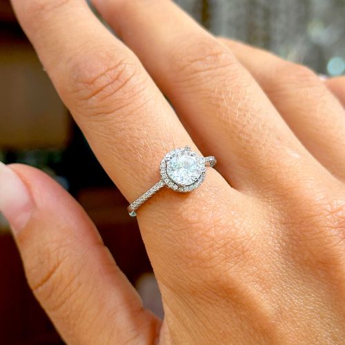 Anel Solitário Redondo com Zircônia Branca em Cravação Halo - Prata 925