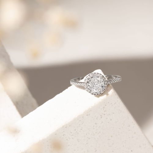 Anel Solitário Redondo com Zircônia Branca em Cravação Halo - Prata 925