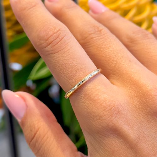 Anel Aliança Fina Inteira com Zircônias Brancas em Pontos - Banho de Ouro 18k
