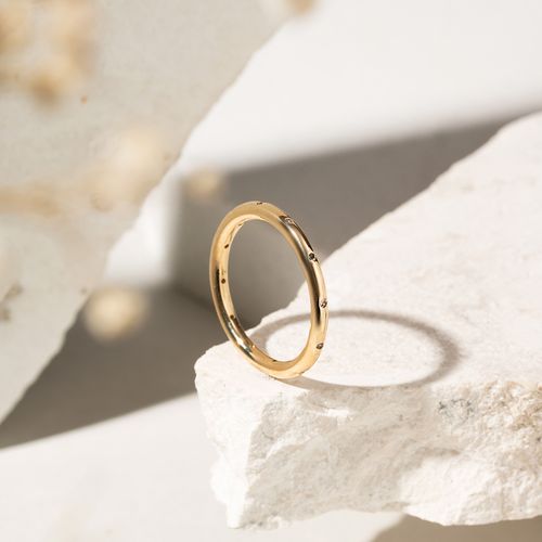 Anel Aliança Fina Inteira com Zircônias Brancas em Pontos - Banho de Ouro 18k