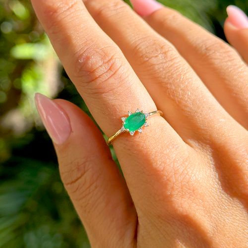 Anel Oval com Cristal Esmeralda e Zircônias Brancas - Banho de Ouro 18k