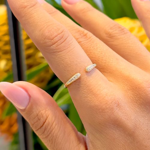 Anel Fino Aberto com Meia Linha de Zircônias Brancas - Banho de Ouro 18k