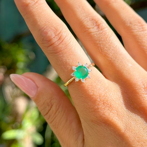 Anel Redondo com Cristal Esmeralda e Zircônias Brancas - Banho de Ouro 18k