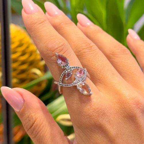 Anel Arabesco com Cristais Rodolita, Peridoto e Ametista em Gotas - Banho de Ródio Branco