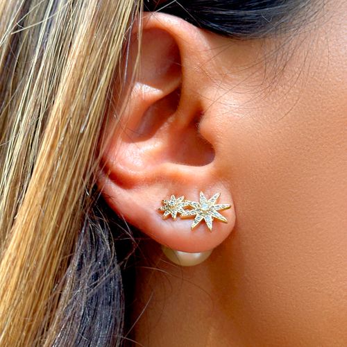 Brinco Ear Cuff com Estrelas, Zircônias Brancas e Pérola Shell com Fecho de Pérola - Banho de Ouro 18k