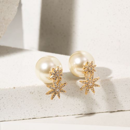 Brinco Ear Cuff com Estrelas, Zircônias Brancas e Pérola Shell com Fecho de Pérola - Banho de Ouro 18k