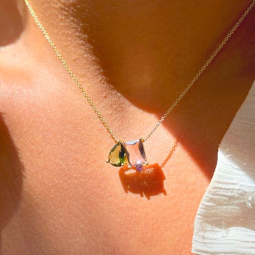 Colar com Pingentes de Cristal Rodolita, Cristal Peridoto e Zircônia Rosa em Gota e Retângulo - 50cm - Banho de Ouro 18k