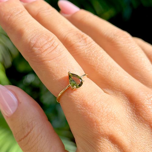 Anel com Cristal Peridoto em Gota - Banho de Ouro 18k